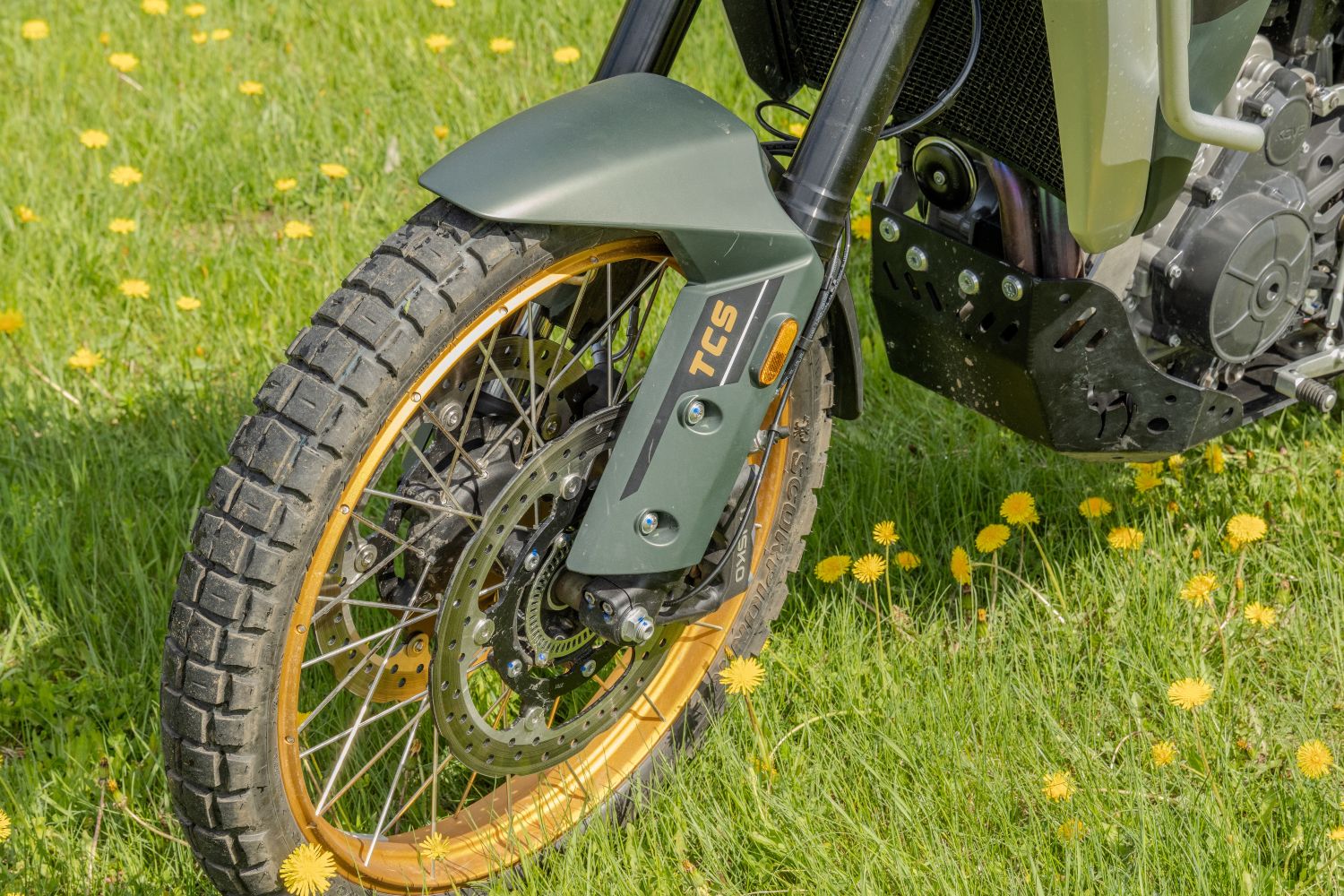 Front suspension with adjustable KYB suspension