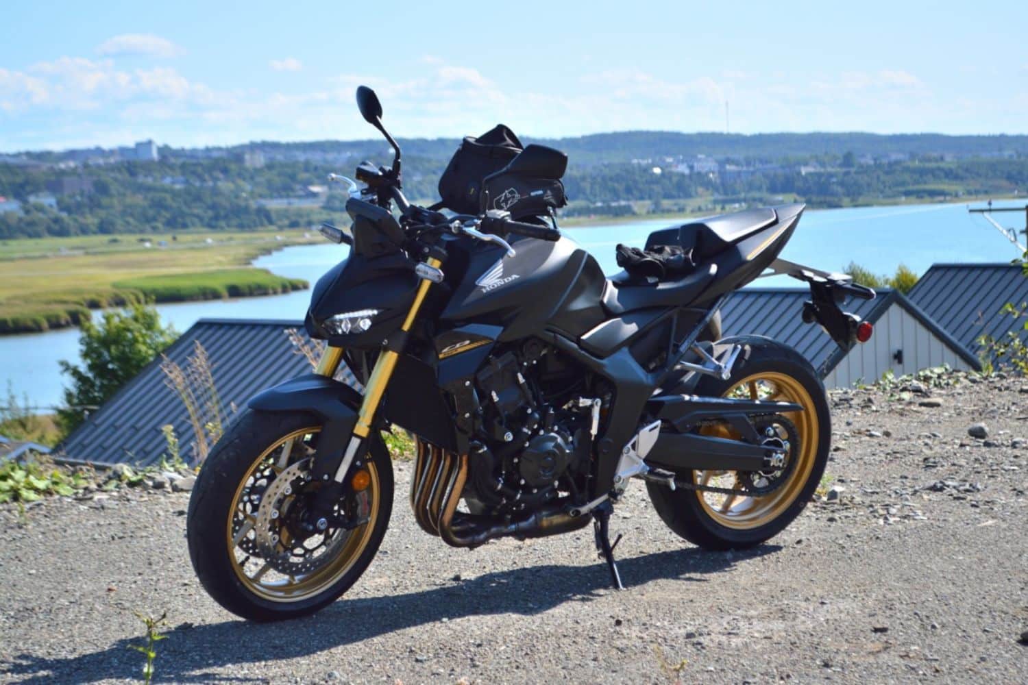 A blend of Japanese sobriety and a nod to sportiness