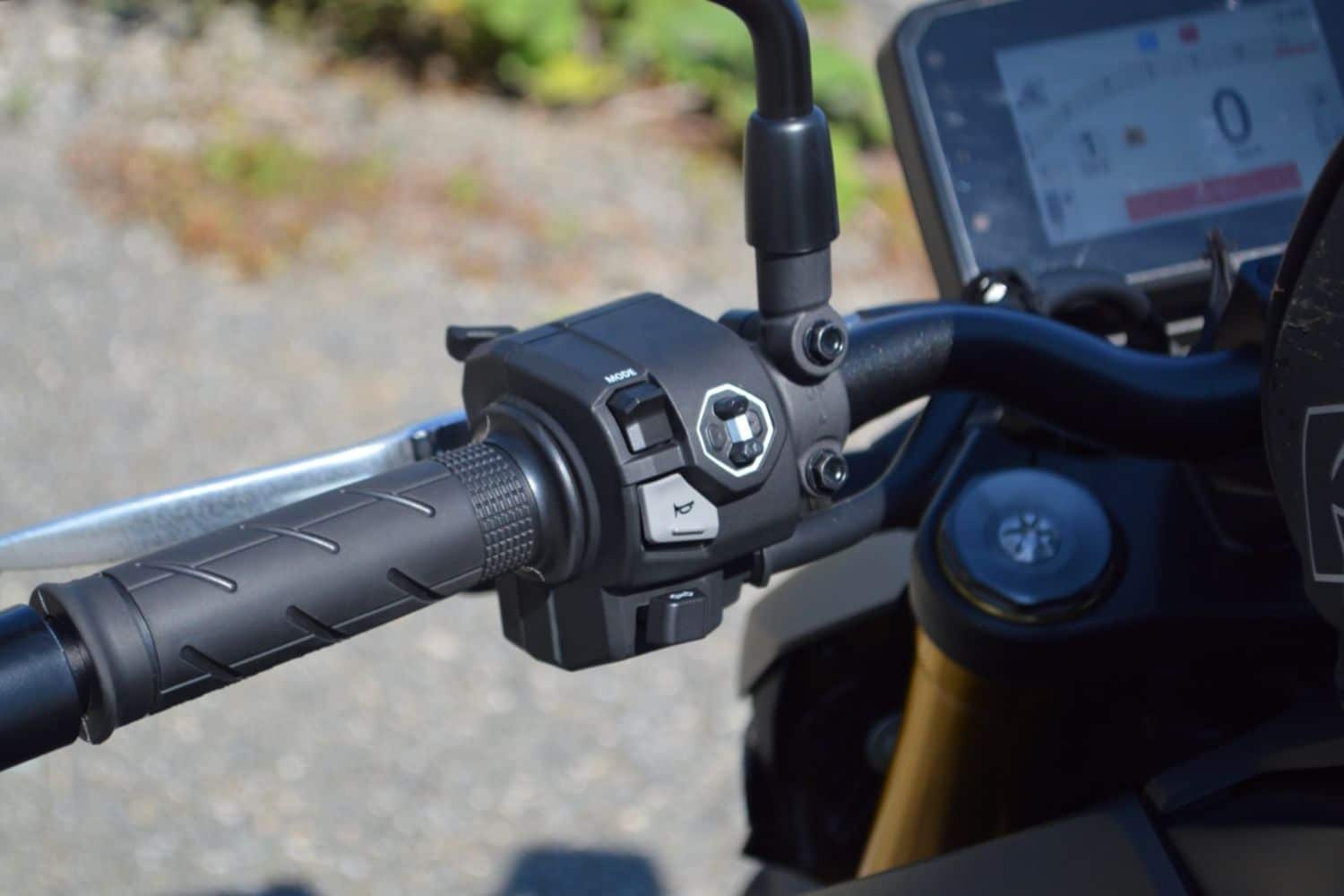 5-inch color TFT screen and easily accessible switches