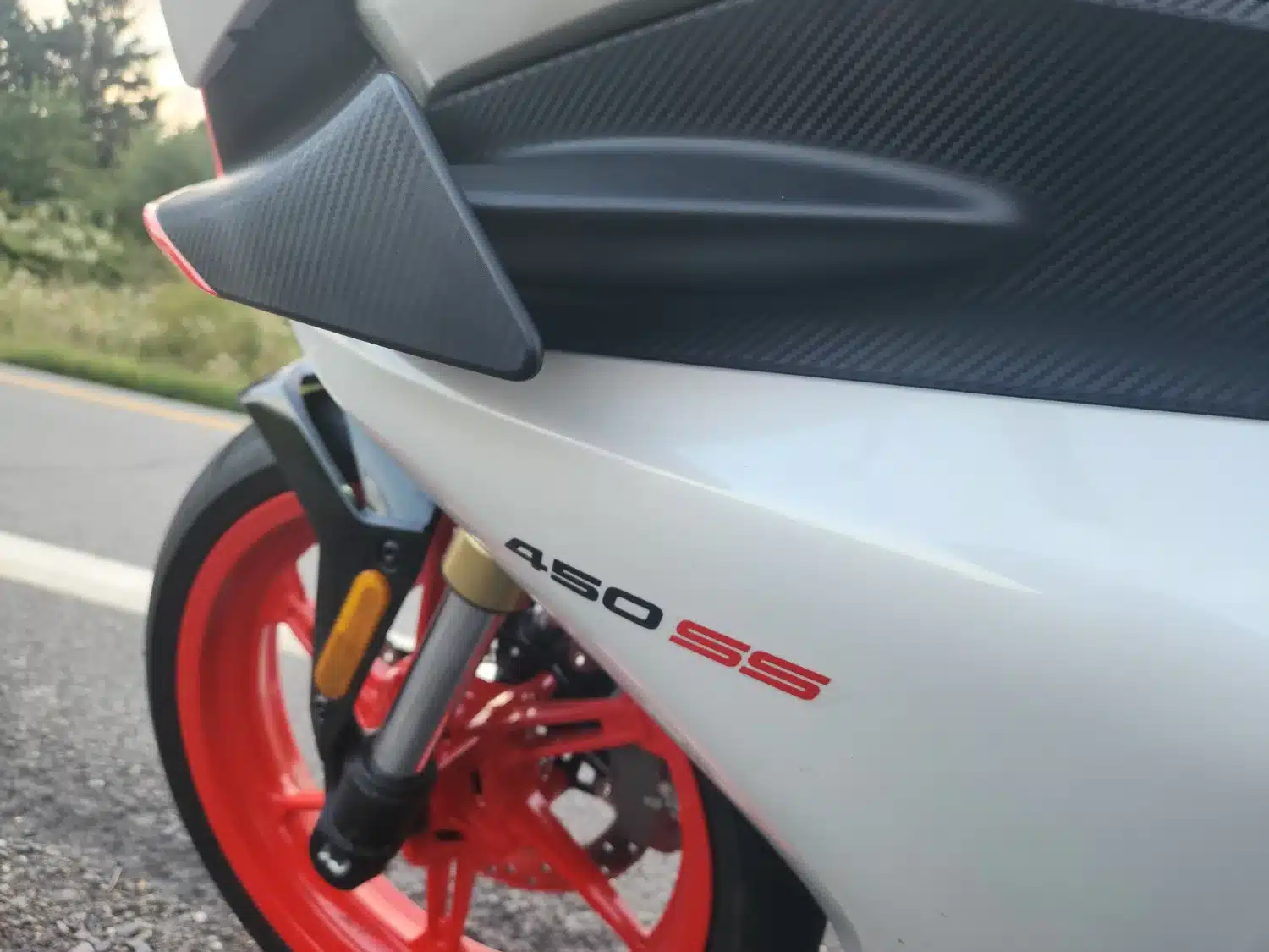 The CFMOTO 450SS has a visually appealing design.