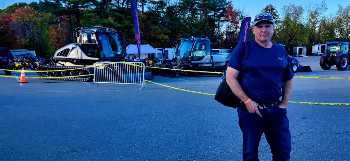 PHOTO 2 - Stéphane devant la nouvelle section extérieure – grande taille