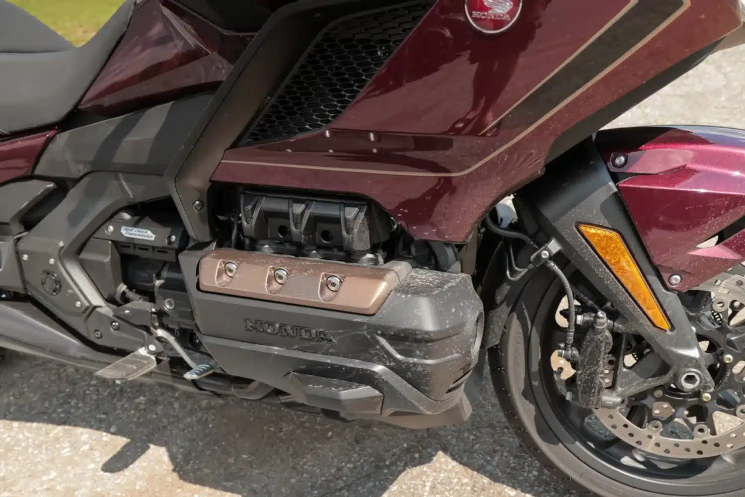 The very flexible flat-six engine is positioned low in the frame and contributes to the low center of gravity.