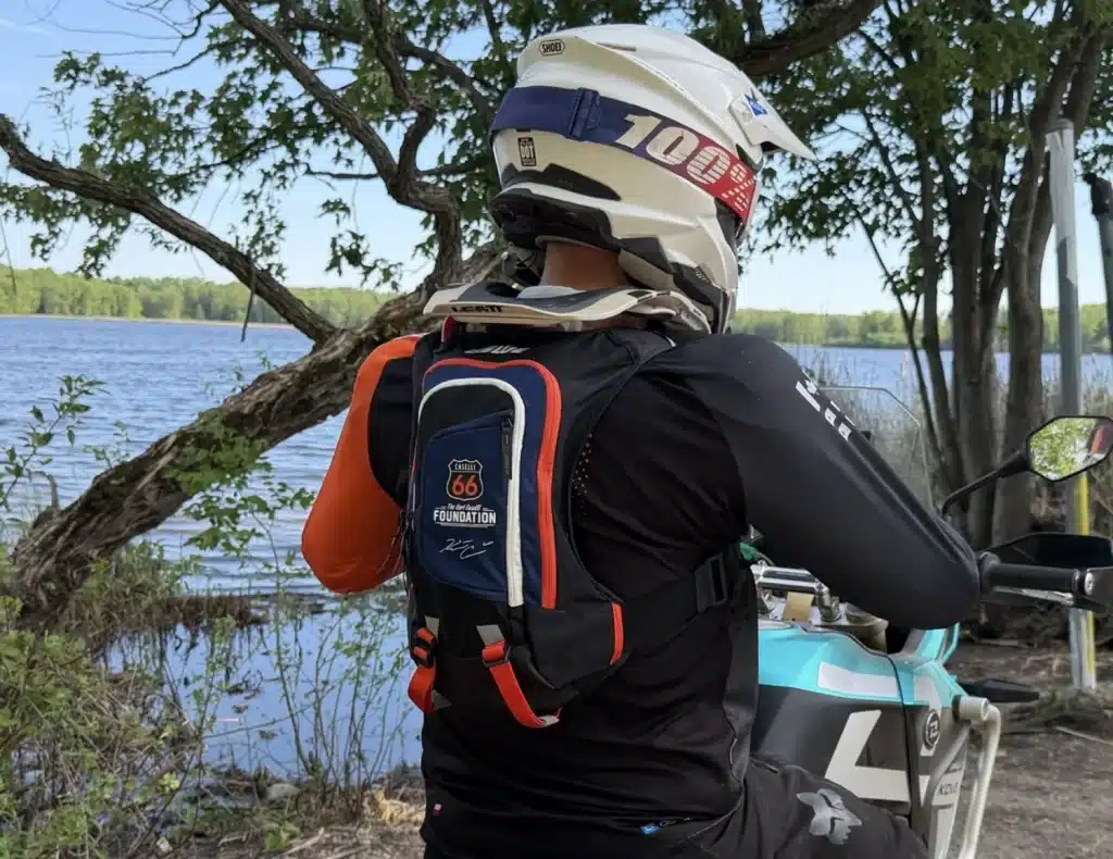 Looking for the ideal motorcycle hydration pack? Discover the USWE Moto Hydro 8L Kurt Caselli Edition and its trail-ready comfort.